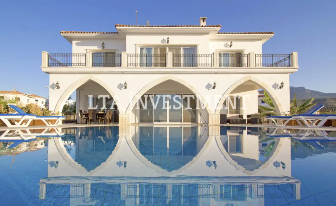 Kuzey Kıbrıs'ta özel yüzme havuzlu, denize sıfır özel satılık villa